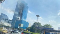 Akibat insiden ini, Jalan Gatot Subroto arah Cawang tersendat. Pengendara memelankan kendaraanya di sekitar lokasi. (Widhia/detikcom)