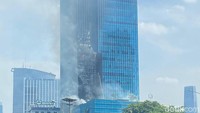 Pemadaman langsung dilakukan petugas damkar. Lama kelamaan, api mulai mengecil. (Widhia/detikcom)