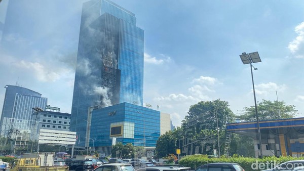 Potret K-Link Tower Kebakaran, Asap Hitam Membubung