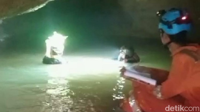 Gua di bawah tambang kapur yang dialiri air sangat jernih.