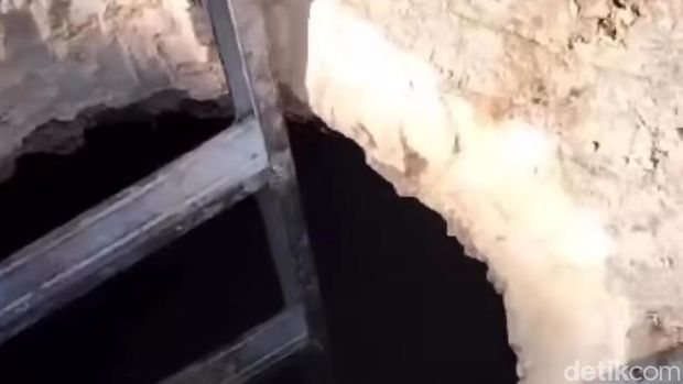Gua di bawah tambang kapur yang dialiri air sangat jernih.