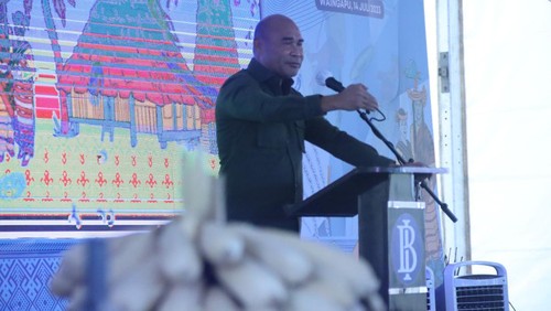 Gubernur NTT Viktor Bungtilu Laiskodat saat menjadi keynote speaker dalam acara Gerakan Nasional Pengendalian Inflasi Pangan (GNPIP) di Desa Kabaru, Kecamatan Rindi, Kabupaten Sumba Timur, Jumat (14/7/2023). (Dokumen Humas Pemprov NTT).