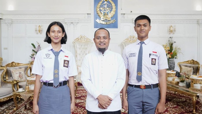 Gubernur Sulsel Andi Sudirman Sulaiman menyambut 2 pelajar SMA yang lolos Paskibraka Nasional.