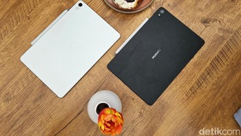 MatePad Air didesain untuk mobilitas tinggi. Dengan bobot hanya 508 gram yang jauh lebih ringan dibandingkan kebanyakan laptop di kelasnya, tablet ini mudah ditenteng untuk keperluan bekerja atau belajar. Tablet ini juga merupakan yang paling tipis di kelasnya, yakni hanya setebal 6,4 mm saja. MatePad Air tersedia dalam dua varian warna, yaitu Graphite Black dan White. Foto: Adi Fida Rahman/detikINET