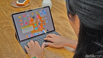 Untuk konektivitas antar perangkat yang seamless, Huawei MatePad Air dibekali teknologi SuperHub. Baik sesama perangkat Huawei maupun perangkat lain, pelanggan bisa memindahkan file dengan mudah secara real-time, cukup drag-and-drop. Selain transfer file, SuperHub bisa menelusuri kembali foto, audio, atau video yang hilang melalui catatan riwayat. Foto: Adi Fida Rahman/detikINET