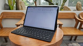MatePad Air juga dibekali dengan PC-Level WPS Office memudahkan pengguna mengakses kemampuan pengolahan dokumen kompleks seperti menyesuaikan custom margin, word art, odd-even pages di Word, memakai pivot table, conditional formatting, dan chart di Excel, hingga menggunakan animation effect di PowerPoint hanya di tablet. Foto: Adi Fida Rahman/detikINET