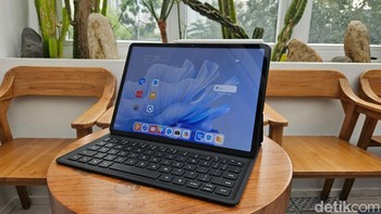 Huawei MatePad Air memiliki layar FullView Display seluar 11,5 inch dengan resolusi 2.8K dan dynamic refresh rate hingga 144Hz. Sudah bersertifikasi Flicker-free dan Low Blue Light dari TUV Rheinland, layar tablet ini dijamin ramah untuk mata dalam jangka panjang. Dengan rasio layar 3:2, tablet ini dijanjikan lebih nyaman saat dipakai membaca dokumen, tampilan barisan Excel yang lebih banyak, serta pengalaman split screen lebih baik. Foto: Adi Fida Rahman/detikINET