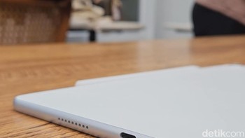 Selain layar, Huawei MatePad Air juga memiliki keunggulan di segi audio. Hal ini dikarenakan tablet ini dibekali empat speaker (quad speaker) yang diperkuat teknologi HUawei Histen 8.0 dan AI Noise Cancellation untuk pengalaman hiburan dan komunikasi lebih jernih. Tidak perlu khawatir kehabisan baterai saat sedang menikmati hiburan atau bekerja, MatePad Air memiliki baterai sebesar 8.300 mAh yang mampu bertahan hingga 14 jam. Foto: Adi Fida Rahman/detikINET