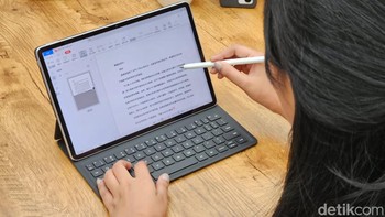 Selain smart detachable keyboard dan PC-Level WPS Office, Huawei MatePad Air dilengkapi Huawei M-Pencil 2nd Gen. Dengan desain ramah genggaman, latensi hanya 2ms, dan peningkatan akurasi hingga 30%, M-Pencil membantu pengguna berkarya terutama saat digunakan untuk menggambar dengan Mojing Paint dan Canva hingga menggarap video dengan CapCut. Foto: Adi Fida Rahman/detikINET