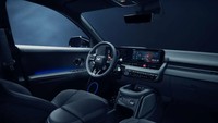 Di bagian interior, IONIQ 5 N membawa tampilan Hyundai N dengan elemen khas Hyundai N, termasuk setir, jok, door scuff panel serta pedal logam, dsb yang dioptimalkan untuk berkendara di lintasan balap. Foto: Doc. Hyundai.