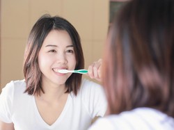 Sikat Gigi Pakai Garam Bisa Memutihkan Gigi Kuning? Ini Kata Dokter