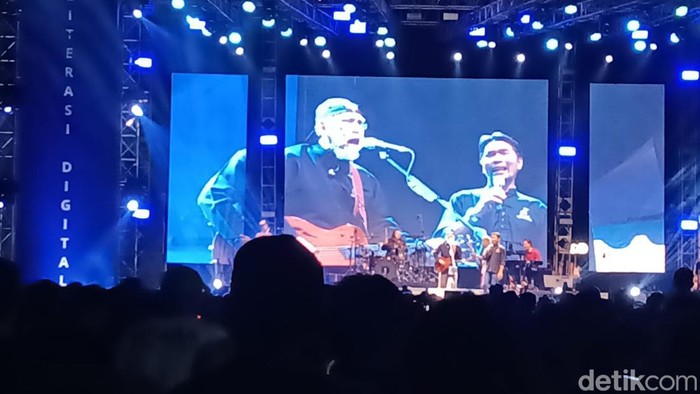 Iwan Fals bersama Bupati Madiun Kaji Mbing bernyanyi bersama dalam Konser HUT ke-455 Kabupaten Madiun.