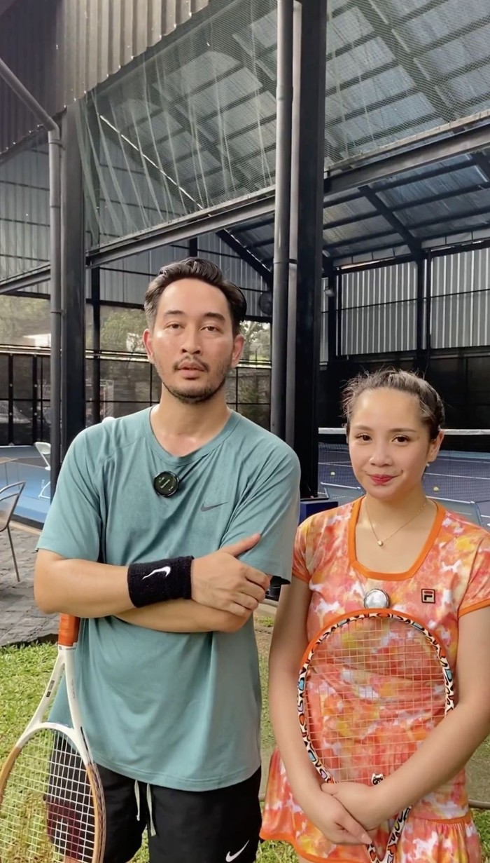 Jeje Govinda dan Nagita Slavina Jeje Govinda dan Nagita Slavina latihan tenis bareng.