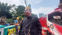 Salah seorang keluarga mempelai pengantin, Junaidi mengungkapkan, saat terjadi kebakaran, alarm tidak terdengar. Junaidi mengetahui adanya kebakaran dari satpam yang berteriak. (Rumondang N/detikcom)