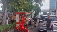Adapun acara resepsi pernikahan, kata Junaidi, dihentikan sementara. Padahal acara resepsi direncanakan bakal dimulai pukul 11.00 WIB. Saat kejadian, pihak keluarga, panitia, hingga tamu undangan berupaya keluar dari gedung. Mereka turun menggunakan tangga darurat. (Rumondang N/detikcom)