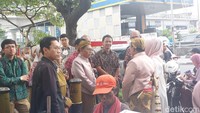 Acara akad nikah itu digelar di lantai lima K-Link Tower pada pukul 07.00 WIB. Sementara kebakaran diduga berasal dari lantai tujuh. Seluruh keluarga yang ada di acara itu dievakuasi ke luar gedung. Mereka hanya berdiri di pinggir jalan. (Rumondang N/detikcom)