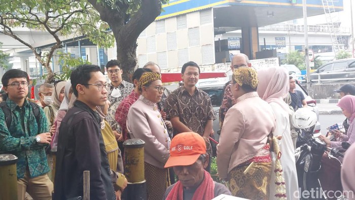 K-Link Tower di Setiabudi, Jakarta Selatan, dilanda kebakaran. Akibatnya, acara resepsi pernikahan di gedung tersebut dihentikan. (Rumondang N/detikcom) K-Link Tower di Setiabudi, Jakarta Selatan, dilanda kebakaran. Akibatnya, acara resepsi pernikahan di gedung tersebut dihentikan. (Rumondang N/detikcom)