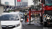 Hingga kini belum diketahui penyebab kebakaran ini. Belum diketahui pula ada tidaknya korban jiwa dari peristiwa ini. Saat ini, petugas damkar masih berupaya memadamkan api.