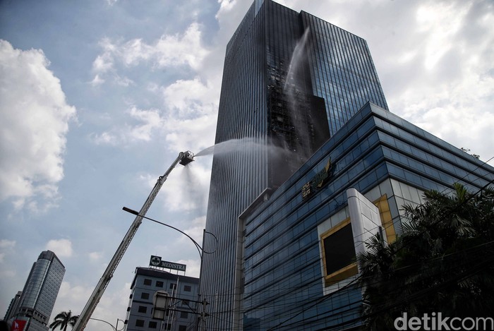 Petugas pemadam kebakaran berusaha memadamkan api di Tower K-Link , Gatot Subroto, Jakarta Selatan, Sabtu (15/7/2023).