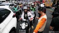 Akibat insiden ini, Jalan Gatot Subroto arah Cawang tersendat. Pengendara memelankan kendaraanya di sekitar lokasi.