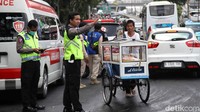 Detikcom memantau kebakaran ini dari dalam TransJakarta. Penumpang TransJakarta sibuk mendokumentasikan kebakaran itu.