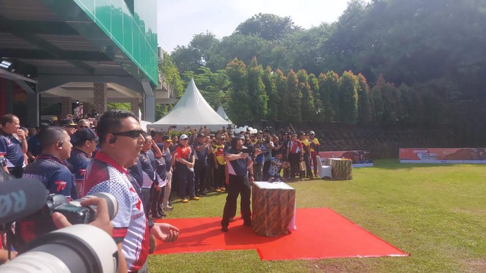 Kapolri saat menjajal menembak usai membuka lomba menembak Kapolri Cup