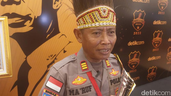 Kasat Binmas Polres Merauke AKP Makruf Suroto yang raih Hoegeng Awards 2023 menilai penghargaan yang diterimanya bukti polisi di perbatasan berperan penting. (Yogi E/detikcom)
