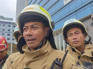 4 Orang Sesak Napas dan 3 Luka Bakar Akibat Kebakaran di K-Link Tower