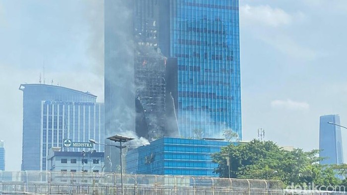 K-Link Tower di Jalan Gatot Subroto, Setiabudi, Jakarta Selatan kebakaran. Tidak ada korban jiwa, namun 3 orang mengalami luka bakar. Bagaimana awal mulanya?