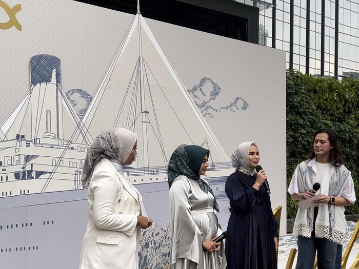 Klamby merilis koleksi hijab bersama Aurelie Hermansyah.