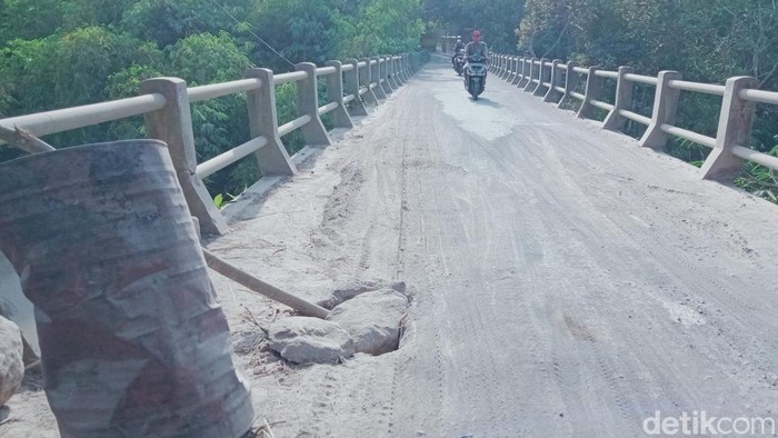 Badan jembatan Bandungan, Kecamatan Jatinom berlubang.