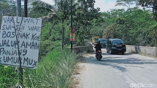 Badan jembatan Bandungan, Kecamatan Jatinom berlubang.