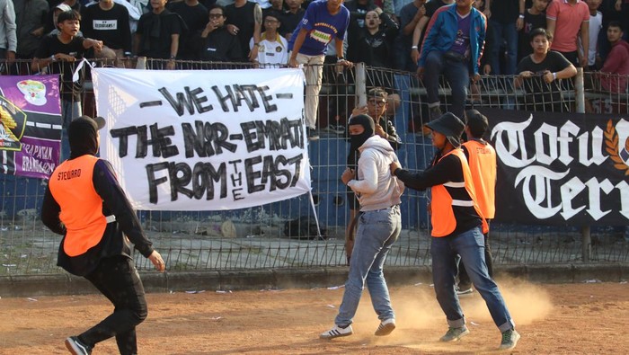 Sejumlah suporter terlibat kericuhan saat pertandingan Liga 1 Persik Kediri melawan Arema FC di Stadion Brawijaya, Kota Kediri, Jawa Timur, Sabtu (15/7/2023). Pertandingan Liga 1 di kandang Persik Kediri yang dilarang dihadiri oleh suporter Arema FC tersebut diwarnai kericuhan antarsuporter. ANTARA FOTO/Prasetia Fauzani/nym.