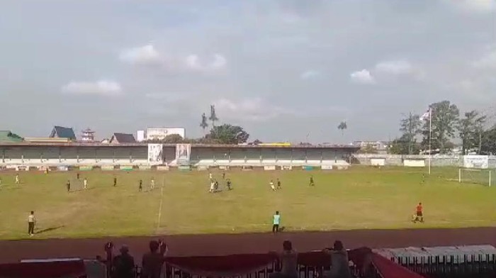 Laga sepakbola di Stadion KONI Jambi akhirnya digelar setelah sempat tertunda