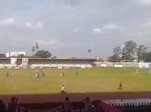 Sempat Tertunda Lapangan Bak Kubangan, Laga Sepakbola Porprov Dilanjutkan