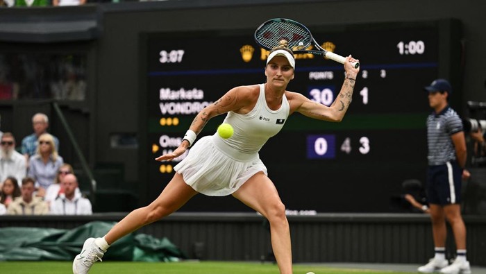 Tennis - Wimbledon - All England Lawn Tennis and Croquet Club, London, Britain - July 15, 2023 Czech Republics Marketa Vondrousova celebrates with the trophy after winning her final match against Tunisia’s Ons Jabeur REUTERS/Andrew Couldridge