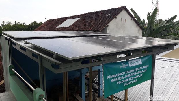 Masjid Al-Muharram di Brajan, Tamantirto, Kasihan, Bantul mengusung gerakan eco-masjid dengan menggunakan panel surya sebagai salah satu sumber energi listrik, Sabtu (15/7/2023).