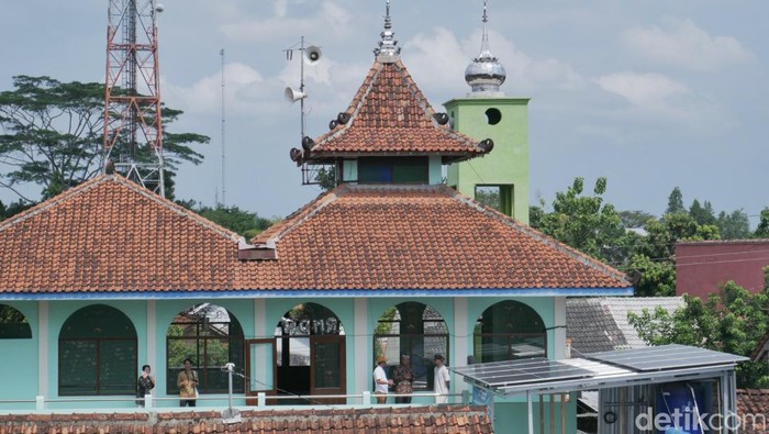 Masjid Al-Muharram di Brajan, Tamantirto, Kasihan, Bantul mengusung gerakan eco-masjid dengan menggunakan panel surya sebagai salah satu sumber energi listrik, Sabtu (15/7/2023).