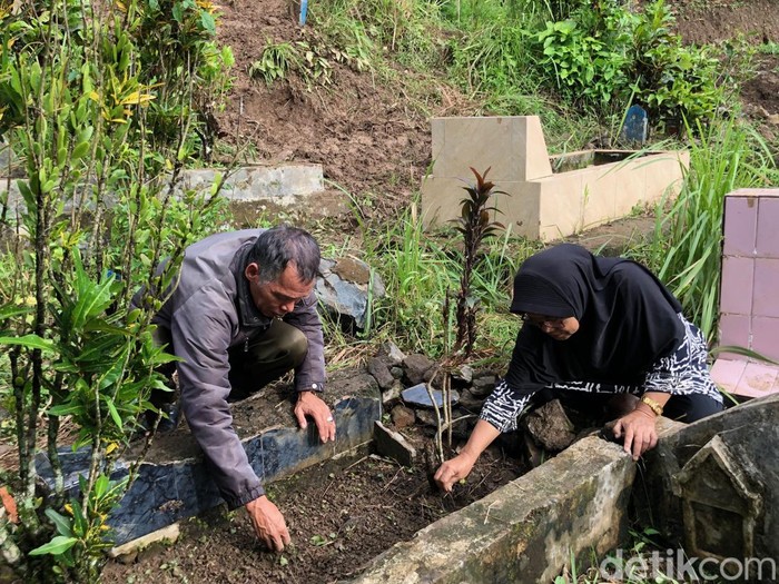 Mayat yang keluar dari kuburan usai TPU dihantam longsor. (M Afdal Afrianto/detikSumut) mayat