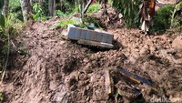 Sebuah makam yang masih berdiri ditengah gempuran longsor yang melanda TPU. (M Afdal Afrianto/detikSumut)