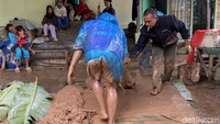 Warga sekitar melihat beberapa mayat yang berhasil dievakuasi dari material longsor. (M Afdal Afrianto/detikSumut)