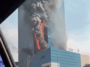Penampakan Kobaran Api Lalap K-Link Tower Jaksel