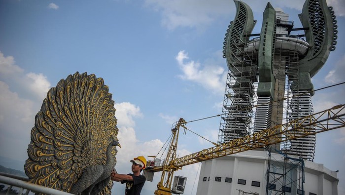 Menara Kujang Sepasang di Sumedang Foto Udara proyek pembangunan Menara Kujang Sepasang di Jatigede, Kabupaten Sumedang, Jawa Barat, Selasa (13/62023). Menara Kujang Sepasang rancangan Gubernur Jawa Barat Ridwan Kamil setinggi 99 meter yang dilengkapi lift dan pemandangan langsung ke Waduk Jatigede tersebut diharapkan mampu mendongkrak kunjungan wisata ke Kabupaten Sumedang serta ditargetkan akan rampung pada pertengahan tahun 2023. ANTARA FOTO/Raisan Al Farisi/foc.