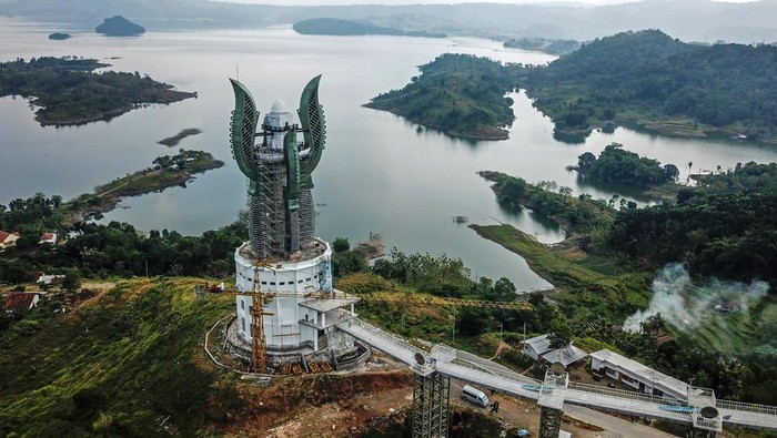 Menara Kujang Sepasang di Sumedang Foto Udara proyek pembangunan Menara Kujang Sepasang di Jatigede, Kabupaten Sumedang, Jawa Barat, Selasa (13/62023). Menara Kujang Sepasang rancangan Gubernur Jawa Barat Ridwan Kamil setinggi 99 meter yang dilengkapi lift dan pemandangan langsung ke Waduk Jatigede tersebut diharapkan mampu mendongkrak kunjungan wisata ke Kabupaten Sumedang serta ditargetkan akan rampung pada pertengahan tahun 2023. ANTARA FOTO/Raisan Al Farisi/foc.