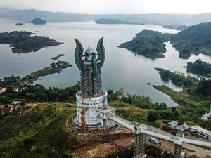 Menikmati Keindahan Menara Kujang Sapasang yang Ikonik di Sumedang