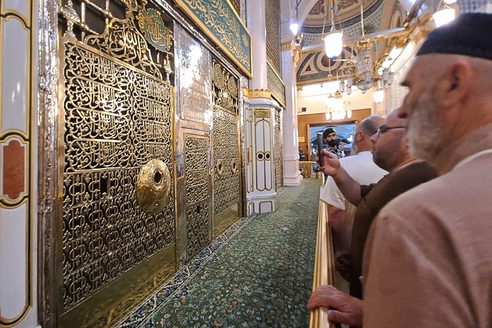 Pengunjung berdoa di depan makam Nabi Muhammad SAW, Abu Bakar as Siddiq dan Umar bin Kattab di Masjid Nabawi, Madinah, Arab Saudi, Sabtu (15/7/2023). Ziarah di makam Nabi Muhammad SAW dan dua sahabatnya tersebut menjadi tujuan umat Islam yang beribadah di Masjid Nabawi. ANTARA FOTO/Wahyu Putro A/nym.