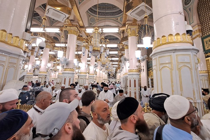 Pengunjung berdoa di depan makam Nabi Muhammad SAW, Abu Bakar as Siddiq dan Umar bin Kattab di Masjid Nabawi, Madinah, Arab Saudi, Sabtu (15/7/2023). Ziarah di makam Nabi Muhammad SAW dan dua sahabatnya tersebut menjadi tujuan umat Islam yang beribadah di Masjid Nabawi. ANTARA FOTO/Wahyu Putro A/nym.