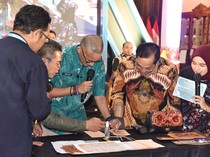 Menparekraf Coba Teknik Pahat dalam Kerajinan Kulit di Sidoarjo
