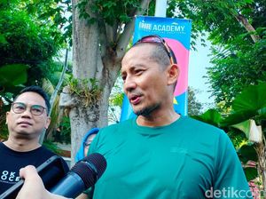 Menparekraf Dicurhati Pelaku UMKM Saat Senam di Taman Bungkul Surabaya