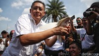 Anas sempat menempuh berbagai upaya untuk membuktikan dirinya tidak bersalah. Anas pernah mengajukan banding ke Pengadilan Tinggi DKI Jakarta. Pada Februari 2015 majelis hakim Pengadilan Tinggi DKI Jakarta menyunat hukuman Anas menjadi 7 tahun penjara, dengan denda Rp 300 juta subsider 3 bulan penjara. Namun, Anas belum merasa puas dan kembali mengajukan kasasi ke Mahkamah Agung (MA).